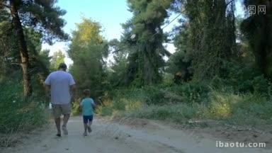 慢动作的斯坦尼康镜头的爷爷和小孙子跑在路上的<strong>树林</strong>后视图